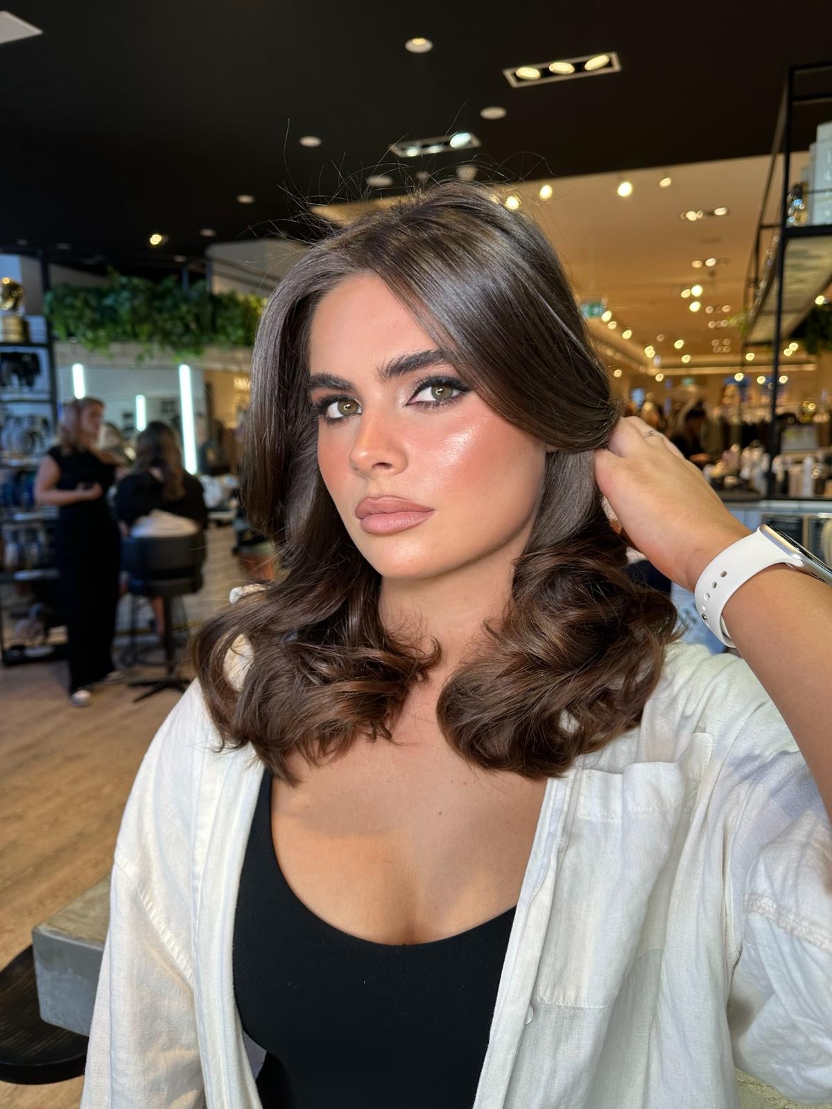 Old-Hollywood bouncy blow with a full smokey glam